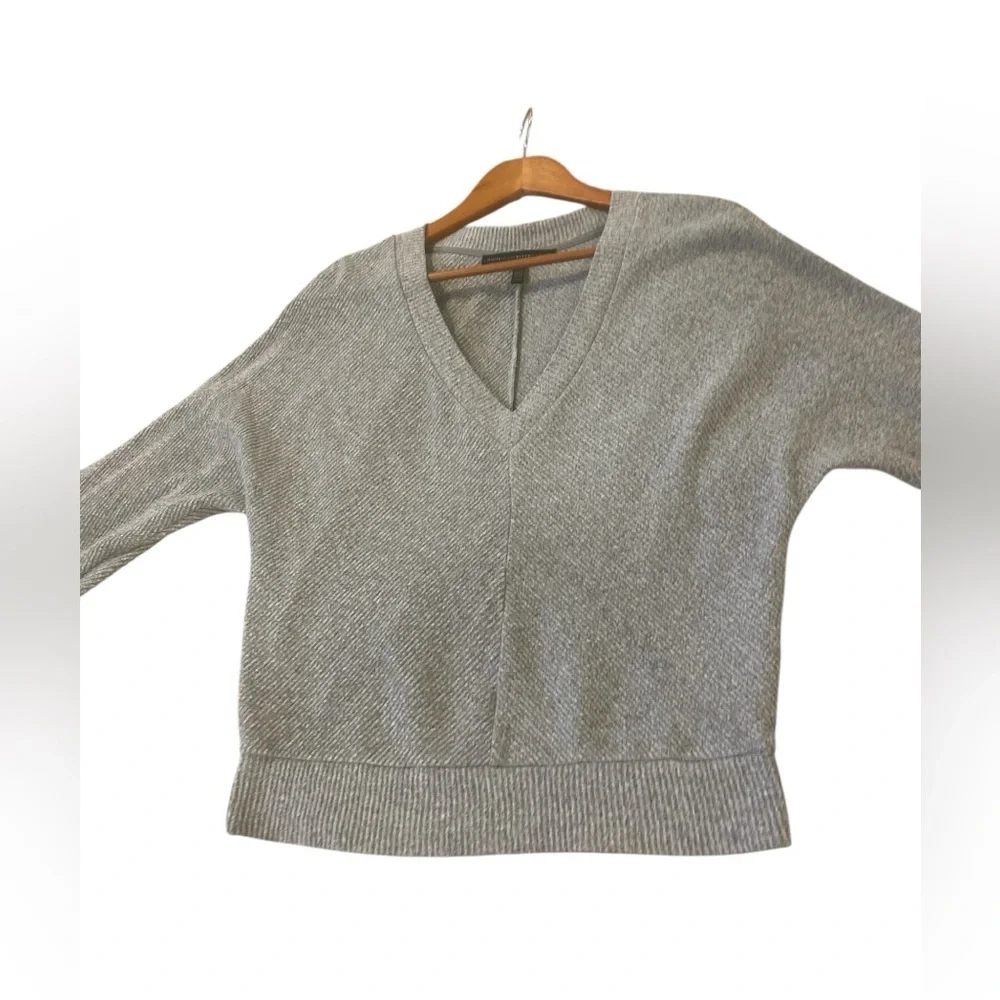 White House Black Market Gray V-Neck Knit Sweater Small Soft Textured Pullover